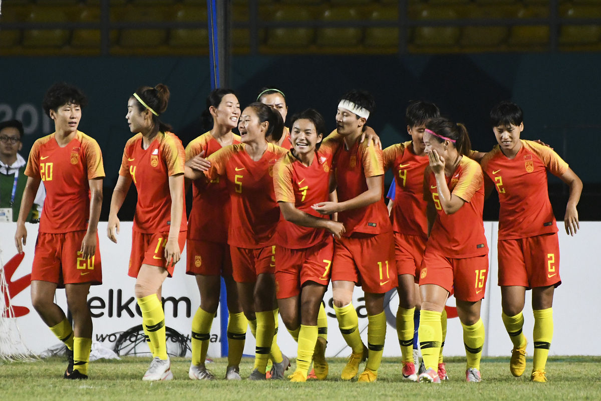 国家女足团结合作，克服艰难取得胜利