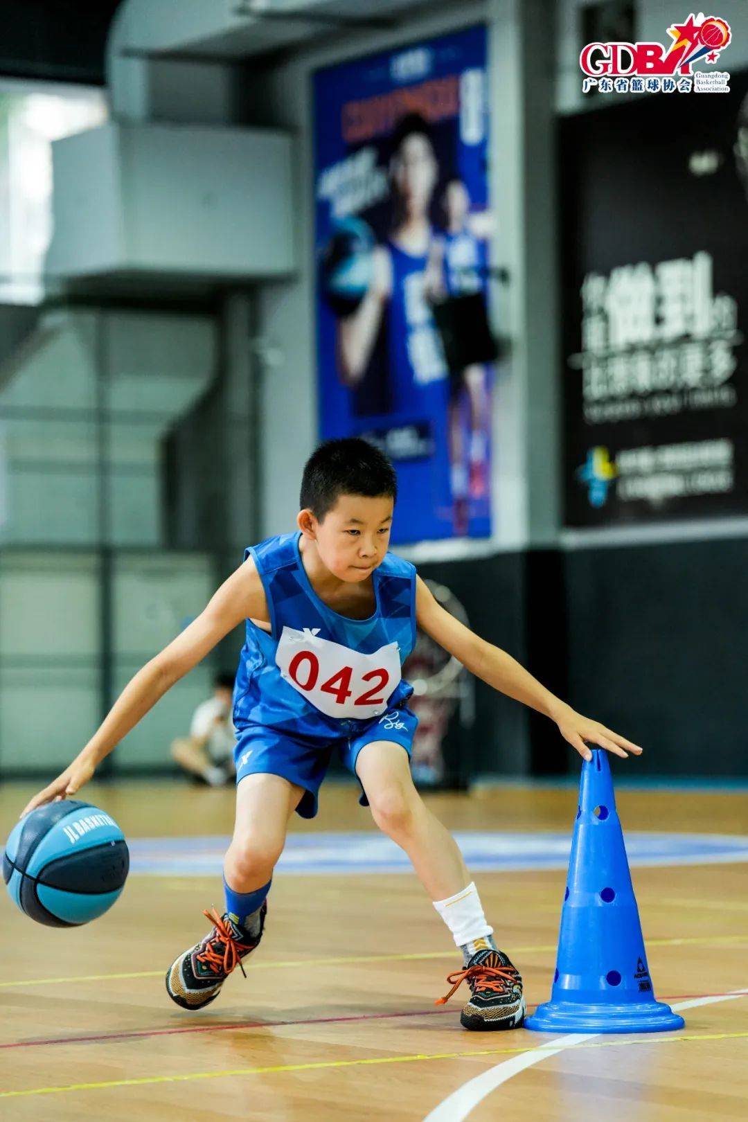 顶级篮球教练授课技术训练青少年球员获益匪浅